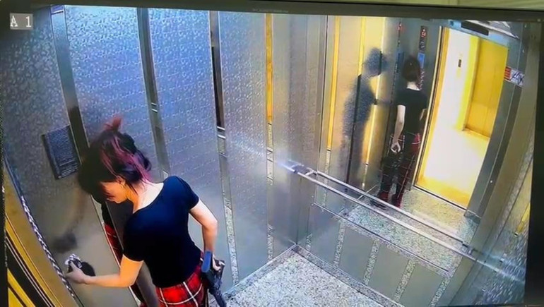  Elinde tüfek üzerinde pijamayla baskın yapıp ateş açtı