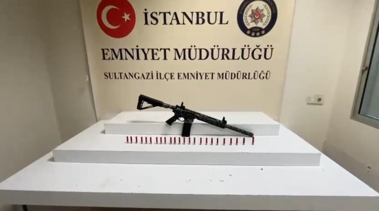 Elinde tüfek üzerinde pijamayla baskın yapıp ateş açtı