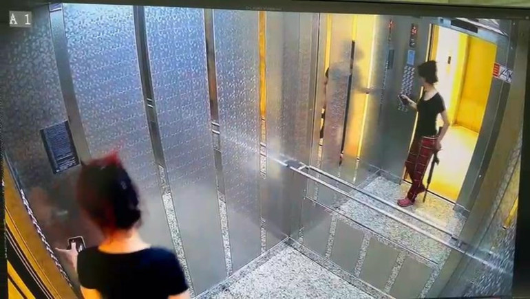  Elinde tüfek üzerinde pijamayla baskın yapıp ateş açtı