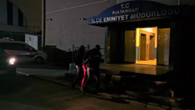  Elinde tüfek üzerinde pijamayla baskın yapıp ateş açtı