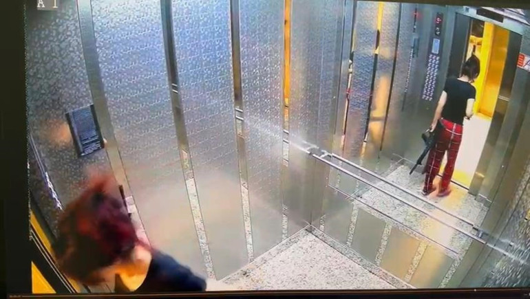  Elinde tüfek üzerinde pijamayla baskın yapıp ateş açtı