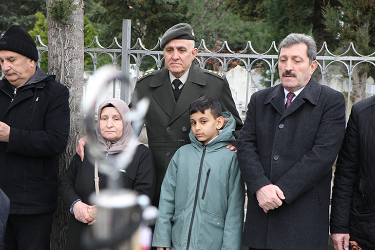 Samsunda yürekleri sızlatan an: Hiç görmediği şehit dayısının fotoğrafını öpüp, defalarca okşadı