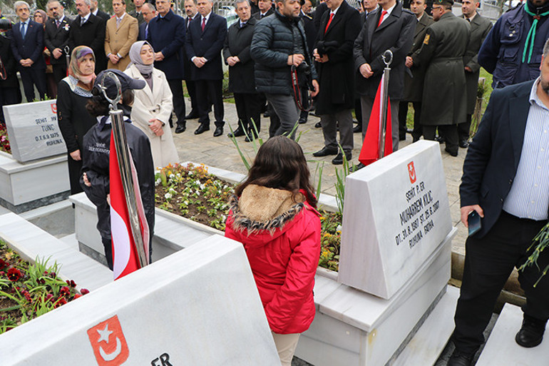 Samsunda yürekleri sızlatan an: Hiç görmediği şehit dayısının fotoğrafını öpüp, defalarca okşadı