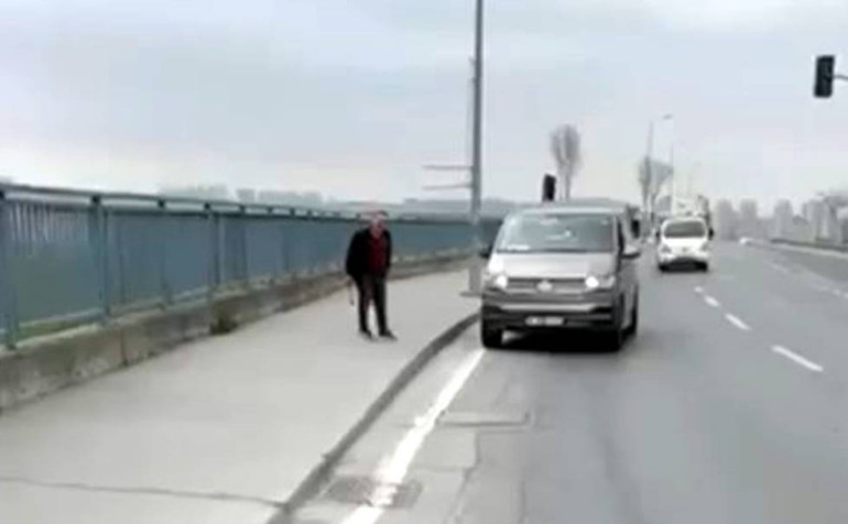  Sürücüye yaklaşınca geri vites yaptı