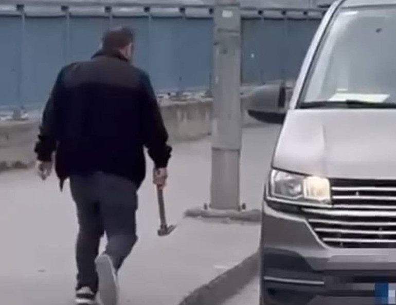  Sürücüye yaklaşınca geri vites yaptı