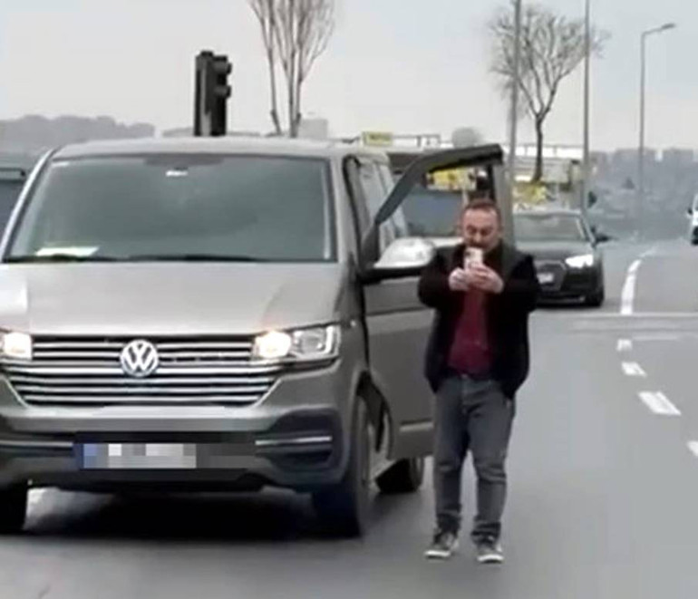  Sürücüye yaklaşınca geri vites yaptı