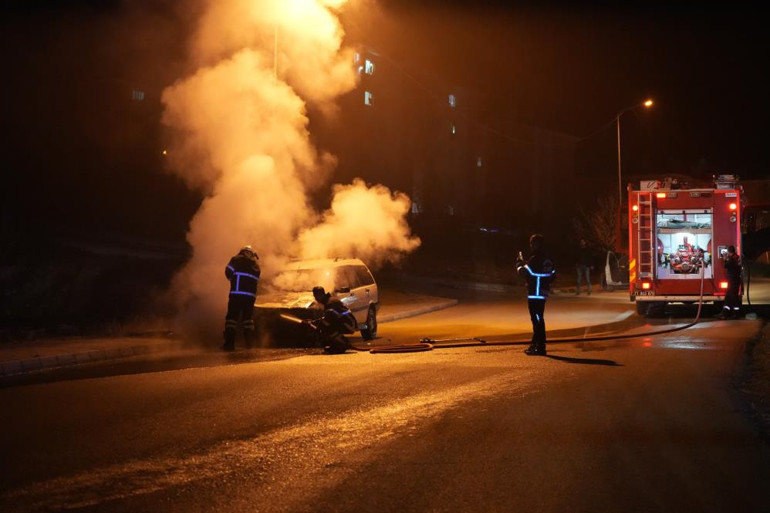 Bayram için yeğeninden emanet aldığı araç alev alev yandı - Son Dakika Haber