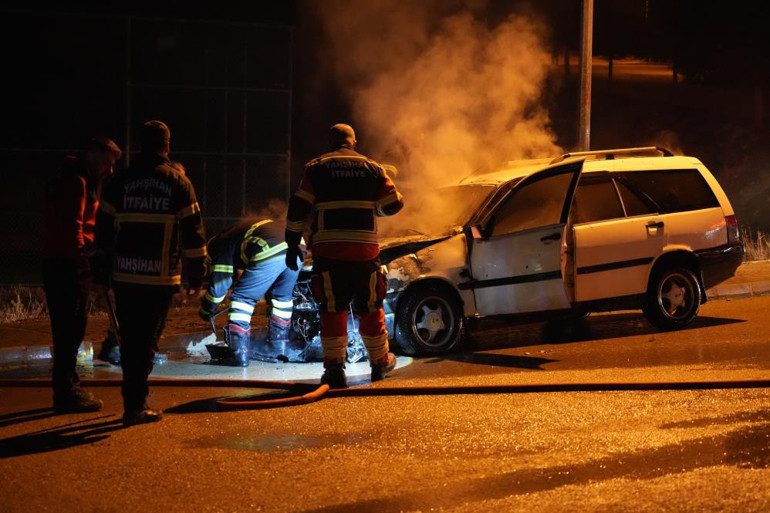 Bayram için yeğeninden emanet aldığı araç alev alev yandı - Son Dakika Haber