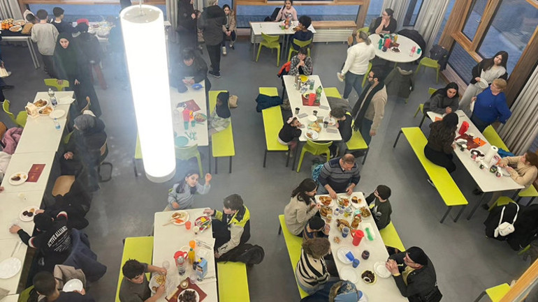 Pastorenweg İlkokulu’nda Türk-Alman velilerden ortak iftar