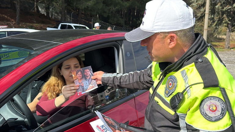Muğlaya tatilci akını: 2 kilometrelik araç kuyruğu oluştu