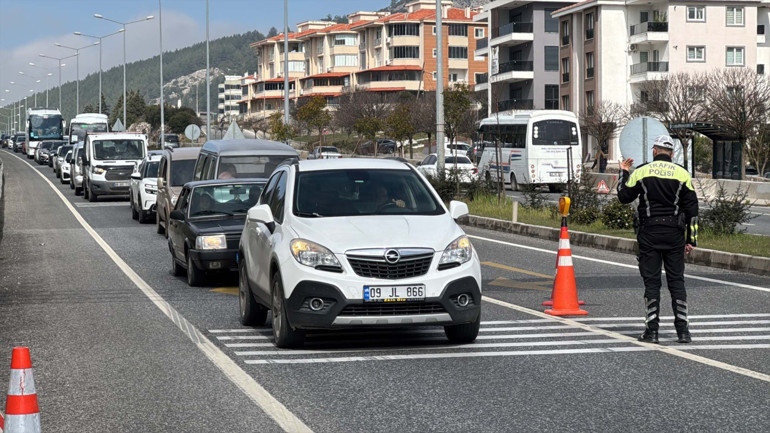 Muğlaya tatilci akını: 2 kilometrelik araç kuyruğu oluştu