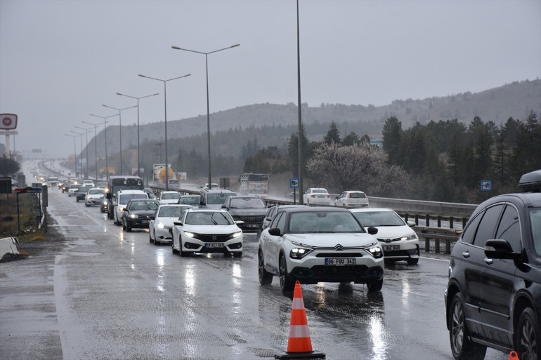 Tatilciler yola çıktı, trafik yoğunluğu başladı | Muğlaya akın ettiler: Bodruma son 24 saatte 25 bin araç giriş yaptı