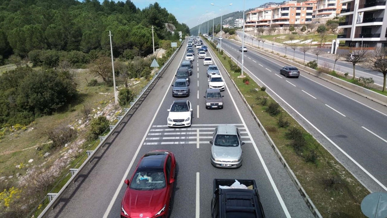 Tatilciler yola çıktı, trafik yoğunluğu başladı | Muğlaya akın ettiler: Bodruma son 24 saatte 25 bin araç giriş yaptı