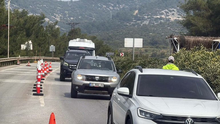 Tatilciler yola çıktı, trafik yoğunluğu başladı | Muğlaya akın ettiler: Bodruma son 24 saatte 25 bin araç giriş yaptı