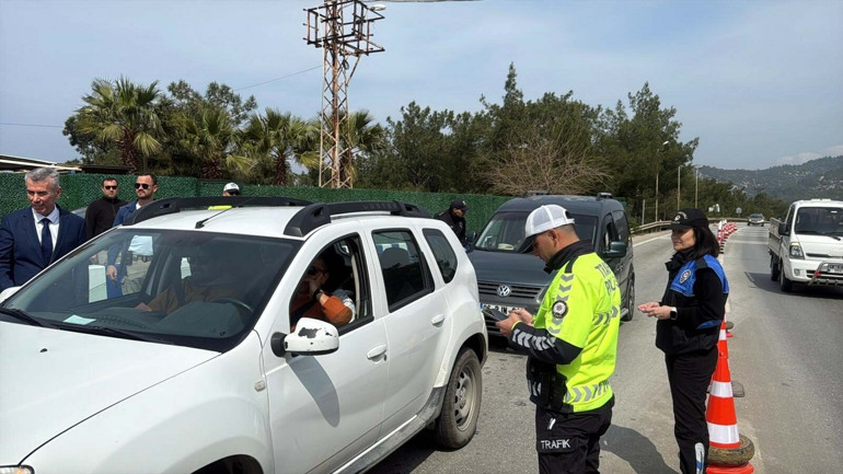 Tatilciler yola çıktı, trafik yoğunluğu başladı | Muğlaya akın ettiler: Bodruma son 24 saatte 25 bin araç giriş yaptı