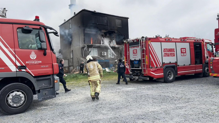 Büyükçekmecede korkutan yangın Mahsur kalanlar kurtarıldı