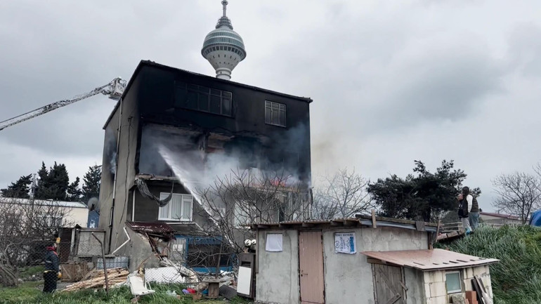 Büyükçekmecede korkutan yangın Mahsur kalanlar kurtarıldı