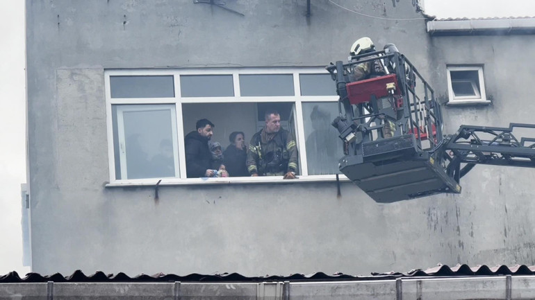 Büyükçekmecede korkutan yangın Mahsur kalanlar kurtarıldı