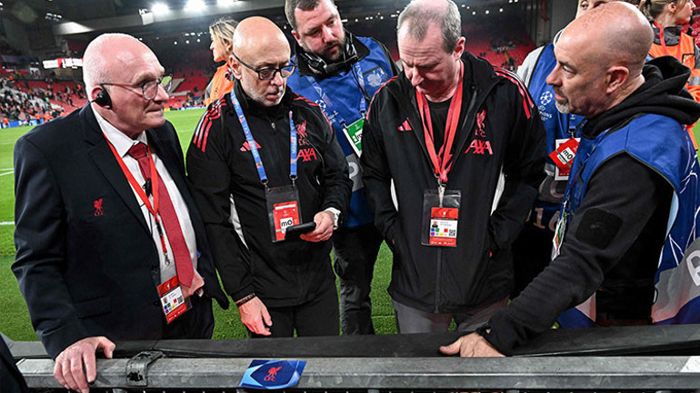 Anfieldda skandal görüntü Noa Langın parmağının yaralandığı demiri Liverpool yetkilileri sökmeye çalışmış