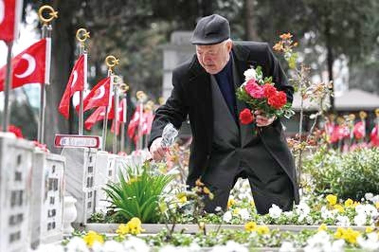 Şehitliklerde ‘bayram’ hüznü