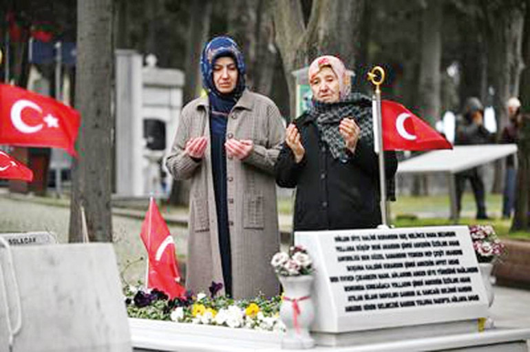 Şehitliklerde ‘bayram’ hüznü