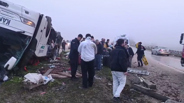 Son dakika... Adanada yolcu otobüsü devrildi: 2 ölü,19 yaralı
