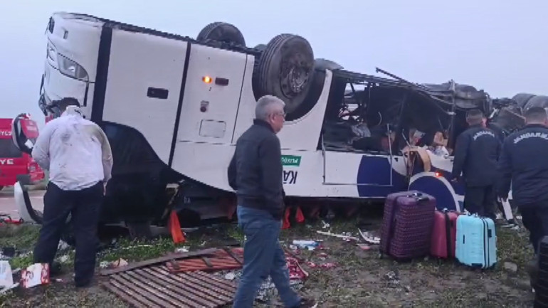Son dakika... Adanada yolcu otobüsü devrildi: 2 ölü,19 yaralı