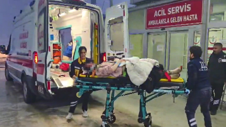 Son dakika... Adanada yolcu otobüsü devrildi: 2 ölü,19 yaralı