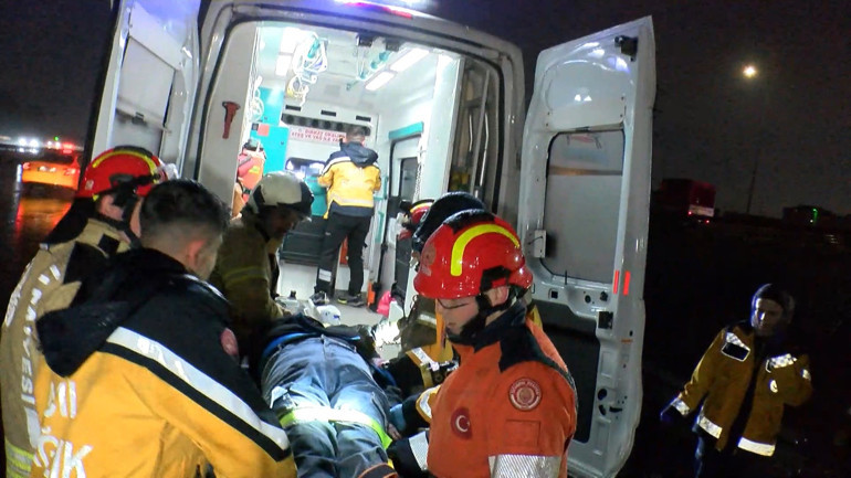 Pendikte taksi su kanalına uçtu: 3 ölü, 1 yaralı