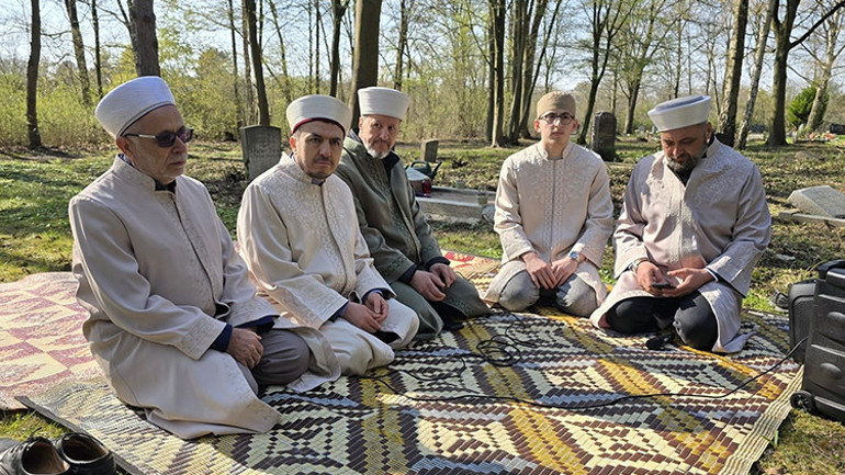 Köln’de arefe günü mezarlık ziyareti