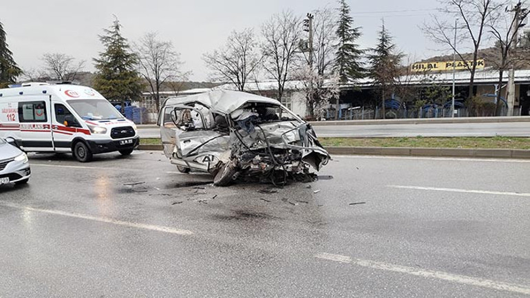 Çorumda yolcu otobüsü ile kamyonet çarpıştı: 7 kişi yaralandı