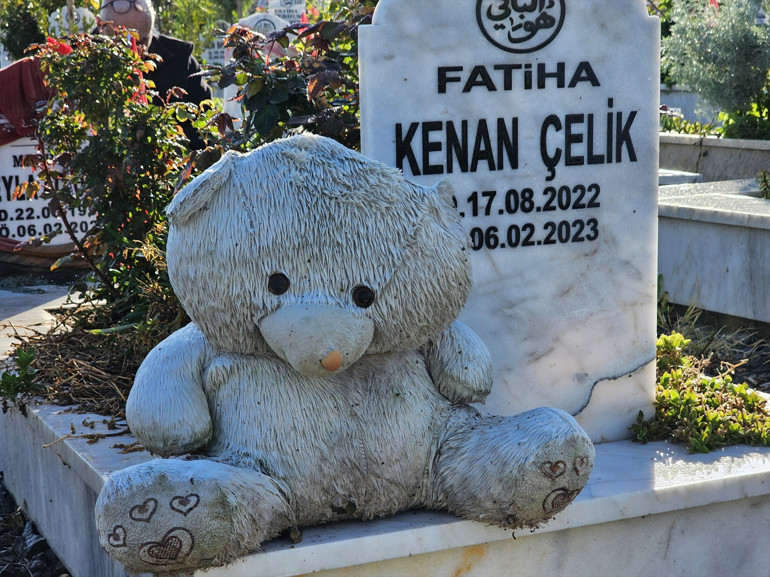Hataydaki deprem şehitliğinde hüzünlü bayram ziyareti Her sene önceki seneden daha acı