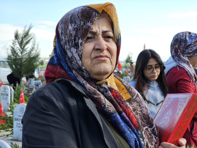 Hataydaki deprem şehitliğinde hüzünlü bayram ziyareti Her sene önceki seneden daha acı
