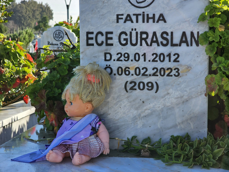 Hataydaki deprem şehitliğinde hüzünlü bayram ziyareti Her sene önceki seneden daha acı