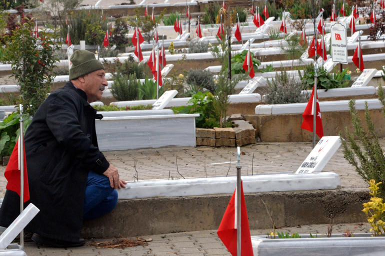 Kızının mezar taşını öpüp ağladı 6 Şubattan sonra bayram yaşamadım