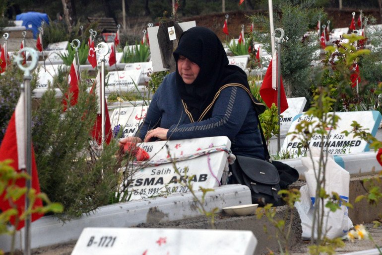 Kızının mezar taşını öpüp ağladı 6 Şubattan sonra bayram yaşamadım