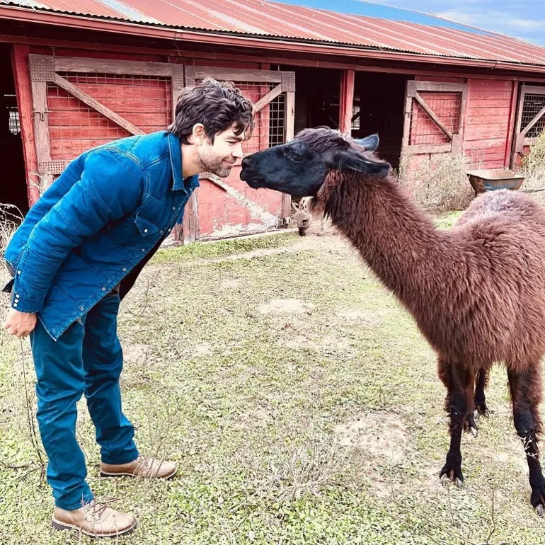 Ünlü oyuncu şöhretini geride bırakıp çiftçi olmuştu… Çocuklarına yedirdiği her şeyi kendi yetiştiriyor.