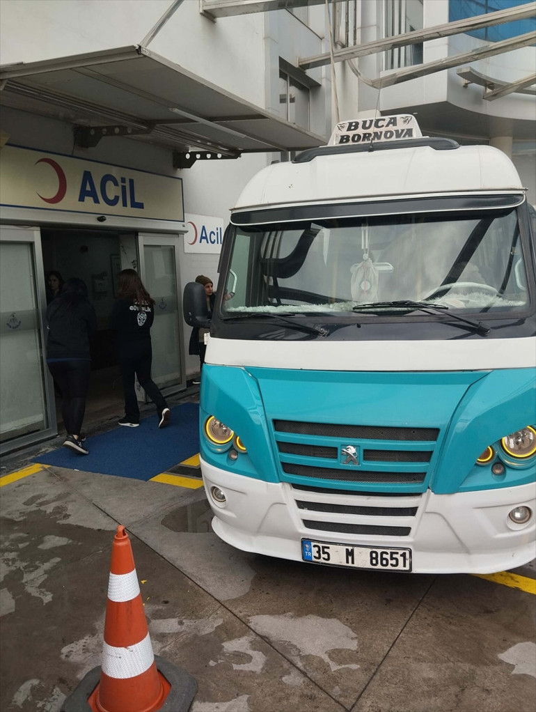 İzmirde hamile kadın dolmuşta doğum yaptı