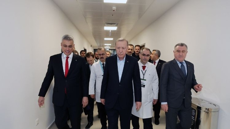 Cumhurbaşkanı Erdoğan, Güneysu Tenzile Erdoğan Devlet Hastanesinde incelemelerde bulundu