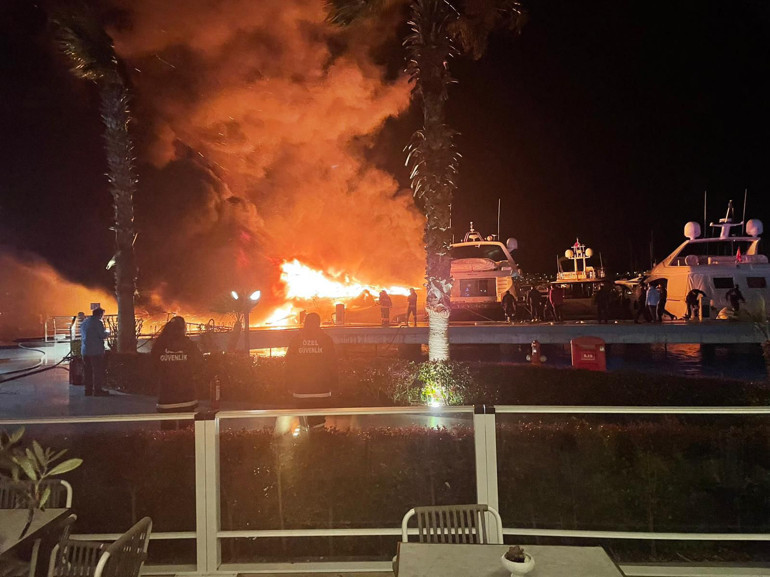 Bodrumda marinada yangın Motoryatlar alev alev yandı