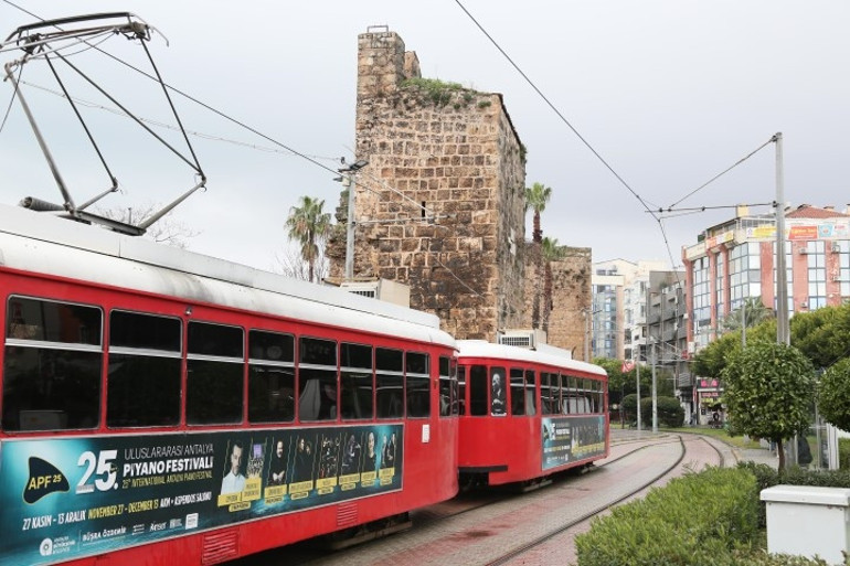 Tramvayın oluşturduğu tehlikeye karşı şehrin simgesine tel örgü