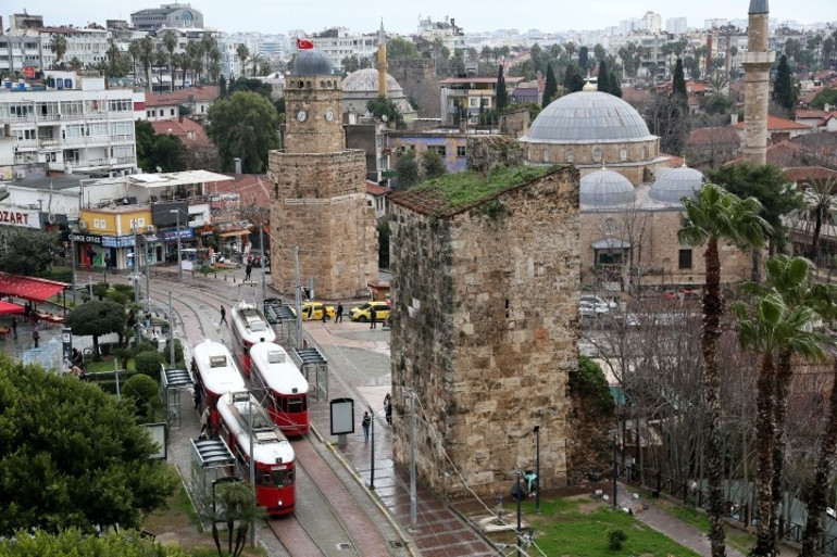 Tramvayın oluşturduğu tehlikeye karşı şehrin simgesine tel örgü