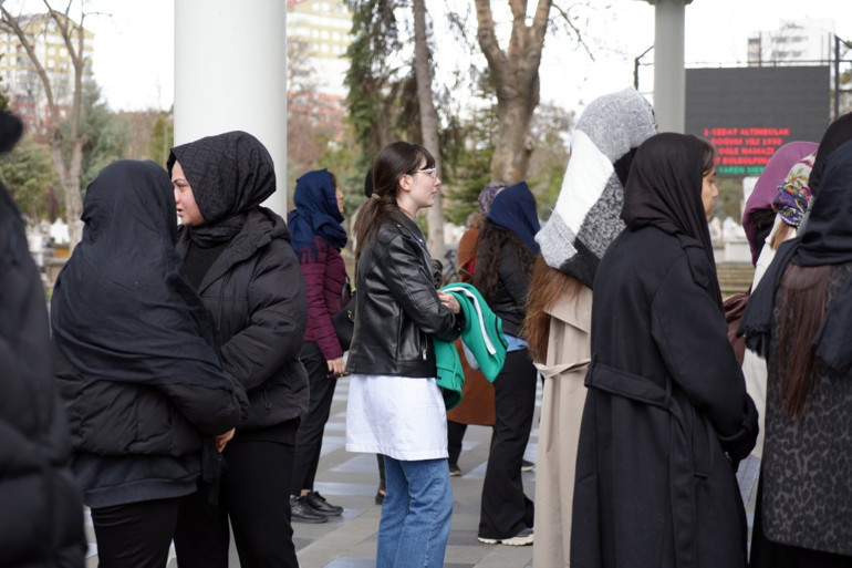  Arkadaşları, yanlarında getirip cenazede giydiler