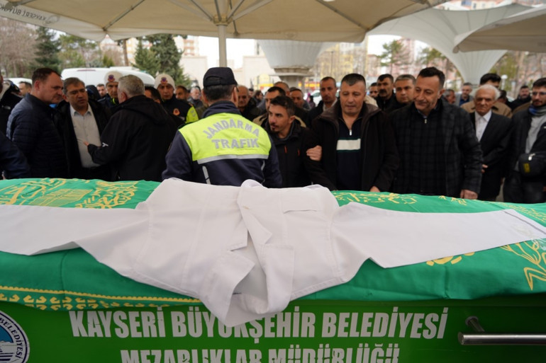  Arkadaşları, yanlarında getirip cenazede giydiler