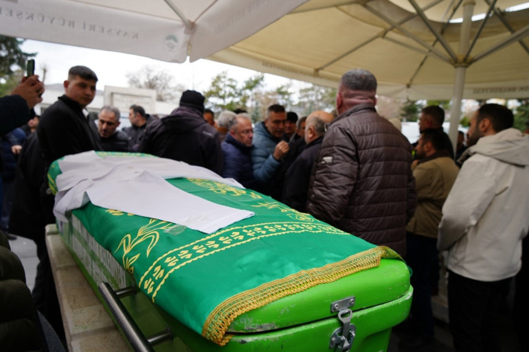  Arkadaşları, yanlarında getirip cenazede giydiler