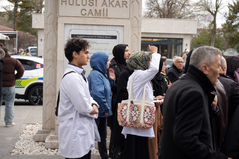  Arkadaşları, yanlarında getirip cenazede giydiler
