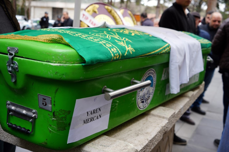  Arkadaşları, yanlarında getirip cenazede giydiler