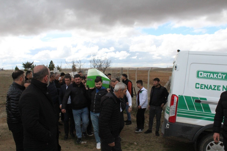 Anne ve babasının mezarında dua okurken öldürüldü Gamze, son yolculuğuna uğurlandı