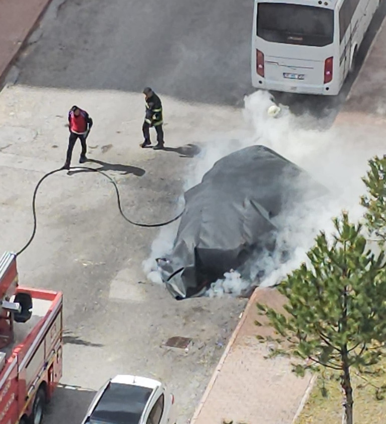 Alev alan elektrikli otomobili bu yöntemle söndürdüler