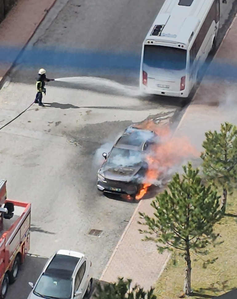 Alev alan elektrikli otomobili bu yöntemle söndürdüler